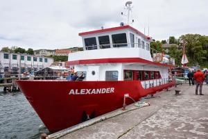Schiff MS Alexander an der Anlegestelle im Stadthafen von Sassnitz auf Rügen an der Ostseeküste