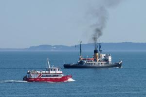 Ausflugsfahrt der MS Alexander auf der Ostsee vor Rügen mit Blick auf die Kreideküste und die Bucht zwischen dem Ostseebad Binz und Prora