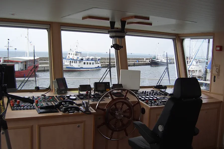 steuerstand-kapitain-schiff-hafen-sassnitz-ruegen-ms-alexander